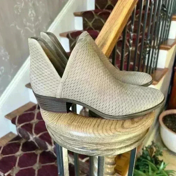 Lucky Brand Cutout Bootie slip on style 8.5. Excellent condition. Tan. - Picture 9 of 11